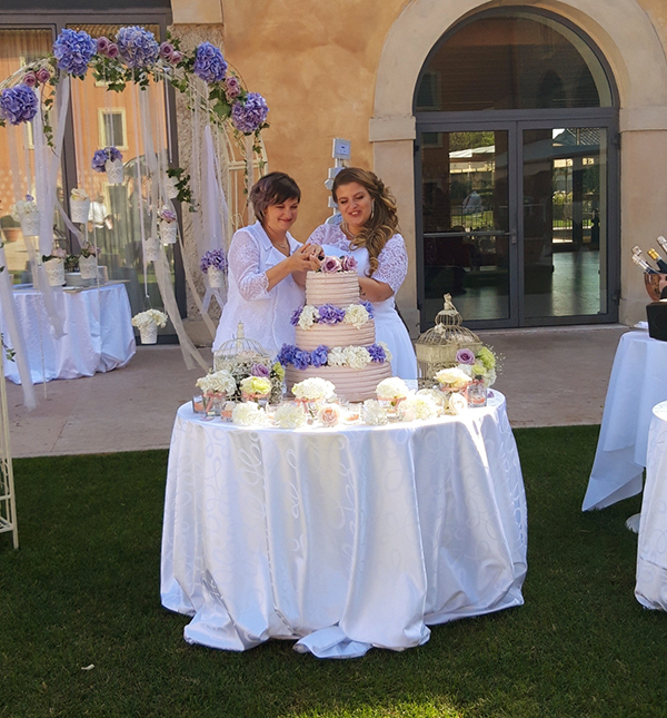 moglie e madre al taglio della torta - servizi di organizzazione di matrimonio