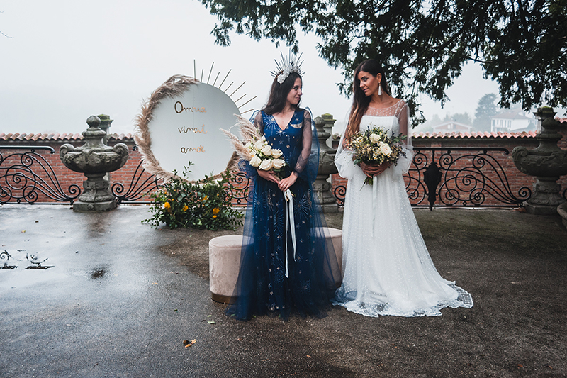due spose vestita una blu e una in bianco - servizi di organizzazione matrimoni ed eventi
