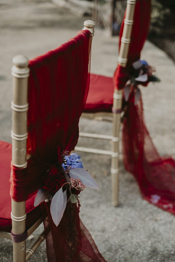 sedia rivestita di stoffa rossa - wedding planner