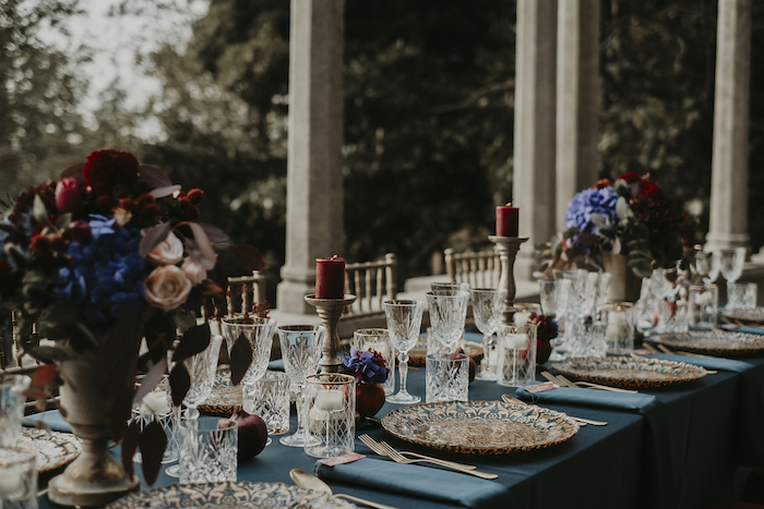 tavolo apparecchiato per matrimonio con tovaglia azzurra e bouquet sul tavolo mentre organizziamo matrimoni ed eventi a milano