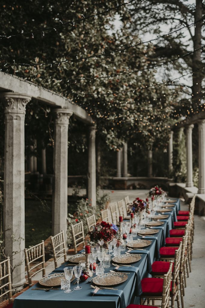 tavolo apparecchiato per matrimonio con tovaglia azzurra - wedding planner