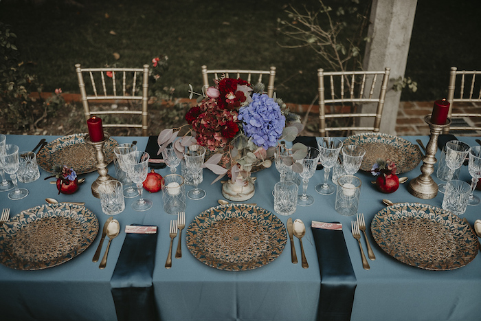 tavola con tovaglia azzurra apparecchiata per matrimonio - servizi di organizzazione matrimoni ed eventi