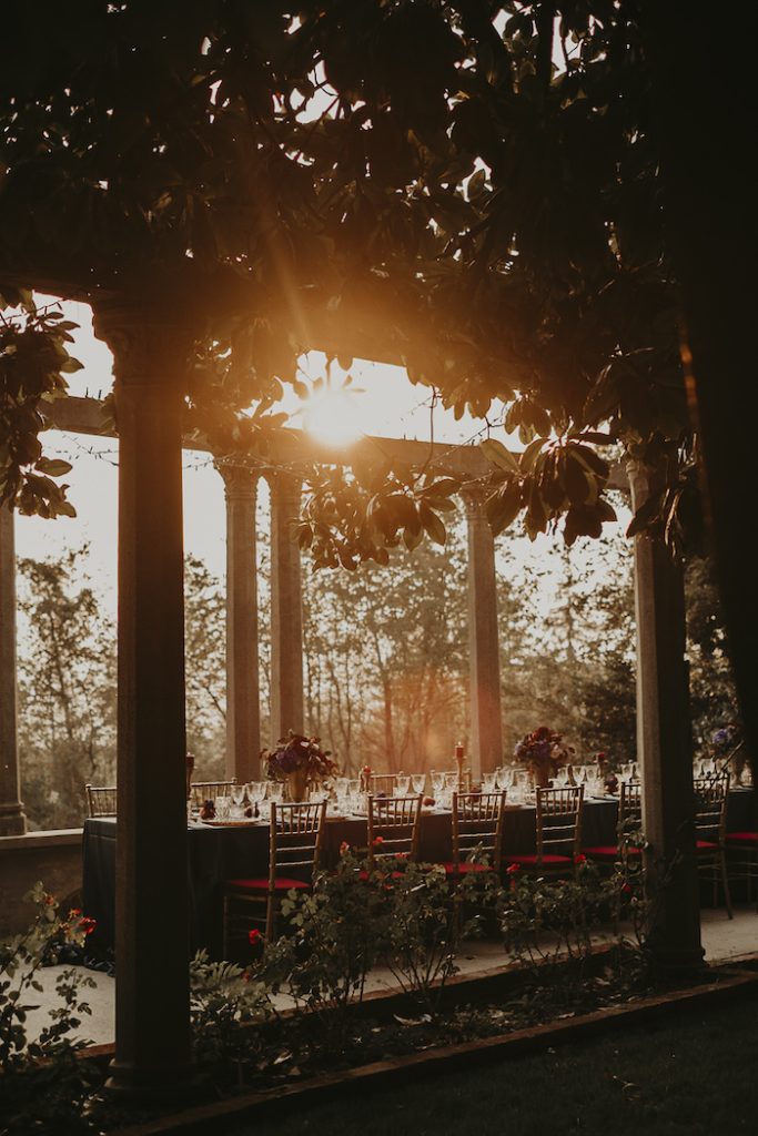 tavolo apparecchiato per matrimonio al tramonto - wedding planner