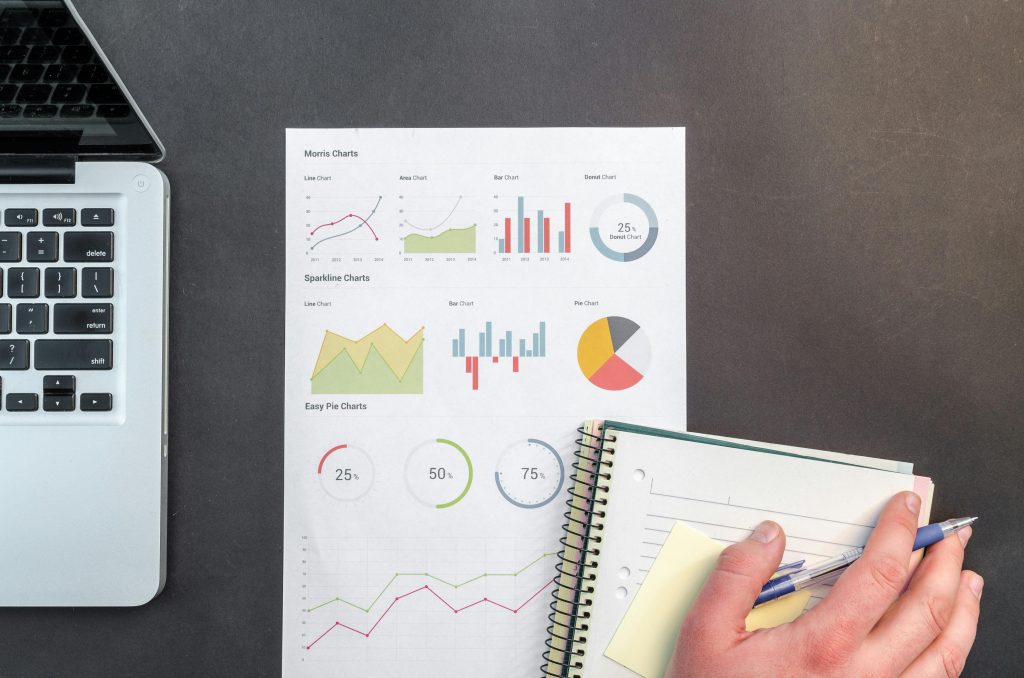 taccuino con statistiche e computer - servizi di organizzazione matrimoni ed eventi