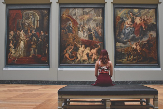 ragazza in un museo che guarda tre quadri - servizi di organizzazione matrimoni ed eventi
